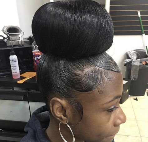 Bun Hairstyles Black, Slayed Edges, Sleek Buns, Big Donut, Black Hair Bun, Classic Bun, Donut Bun Hairstyles, Hair Edges, Cute Bun Hairstyles