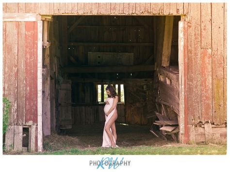 Rustic barn! Love the results<3 #maternity picture Barn Maternity Pictures, Rustic Maternity Pictures, Farm Maternity Pictures, Prego Photoshoot, Rustic Maternity Photos, Country Maternity Photography, Gavin Thomas, Country Maternity, Maternity Picture Outfits