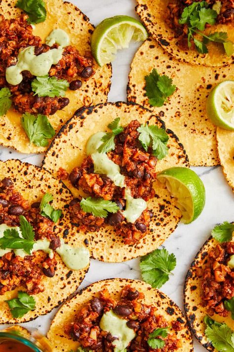 Damn Delicious Recipes, Cauliflower Tacos, Crispy Tacos, Vegetarian Entrees, Food Photography Inspiration, Vegan Lunch, Meatless Meals, Food Inspiration, Mexican Food Recipes