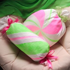 Sweet Holiday Candy Pillows | These cuddly homemade pillows are different from the typical seasonal greeting or snowman throw-pillow, and are simple, yet unique enough to make them the perfect addition to your DIY Christmas decor. Candy Room, Homemade Pillows, Candy Pillows, Pillows Diy, Gingerbread Decorations, Candyland Party, Candy Theme, Candy Decorations, Christmas Pillowcases