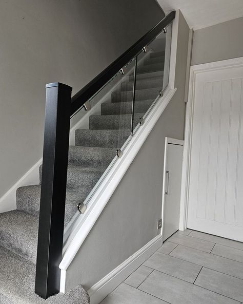 Your home's overall style and atmosphere can be completely changed by updating your staircase. There are lots of imaginative makeover ideas to take into consideration, depending on whether you want to make a big statement or a subtle one. Here are some ideas that are motivating: Black And Glass Staircase, Black Home Aesthetic, Staircase Banister Ideas, Staircase Black, Staircase Balustrade, Black And White Living Room Decor, Furniture Color Schemes, Black Staircase, Painted Staircases