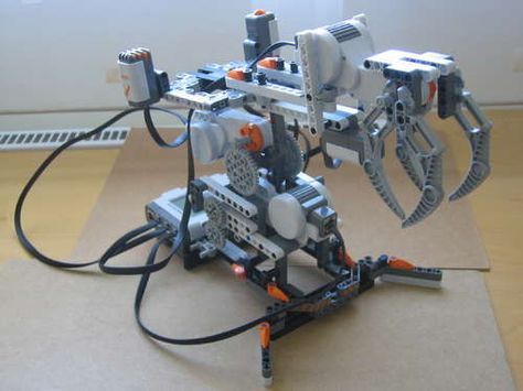 How to build a simple robotic arm from Lego Mindstorms NXT? Lego Nxt, Lego Mindstorms Nxt, Lego Mindstorms Ev3, First Lego League, Robotics Club, Build A Robot, Lego Techniques, Lego Mindstorms, Lego Club