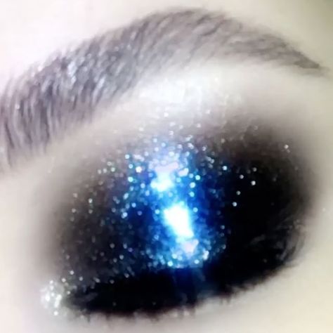 24.6k Likes, 476 Comments - Pat McGrath (@patmcgrathreal) on Instagram: “BLINK and you will MISS OUT ⚡⚡⚡ #DARKSTAR006 Available RIGHT NOW!!! PATMcGRATH.com ” Euphoria Style, Make Up Designs, Oval Makeup Brush, Blue Smokey Eye, Smokey Eyeshadow, Dark Star, Trendy Makeup, Pat Mcgrath, Eye Makeup Art