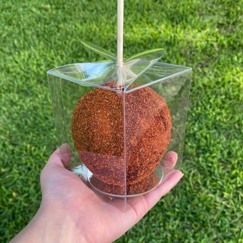 Chamoy Covered Apples, Chamoy Candy Apples, Chamoy Apples, Covered Apples, Caramel Apples Easy, Hot Candy, Gourmet Apples, Mexican Snacks, Chocolate Covered Fruit