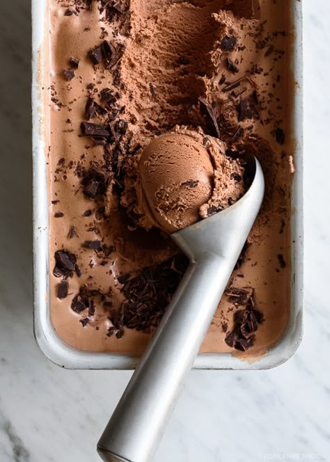 Vegan Chocolate Coffee Ice Cream! SO creamy and so delicious! | Fork Knife Swoon @forkknifeswoon Chocolate Coffee Ice Cream, Hemgjord Glass, Coffee Ice, Ice Cream Popsicles, Coffee Ice Cream, Cream Desserts, Make Ice Cream, Vegan Ice Cream, Frozen Treat