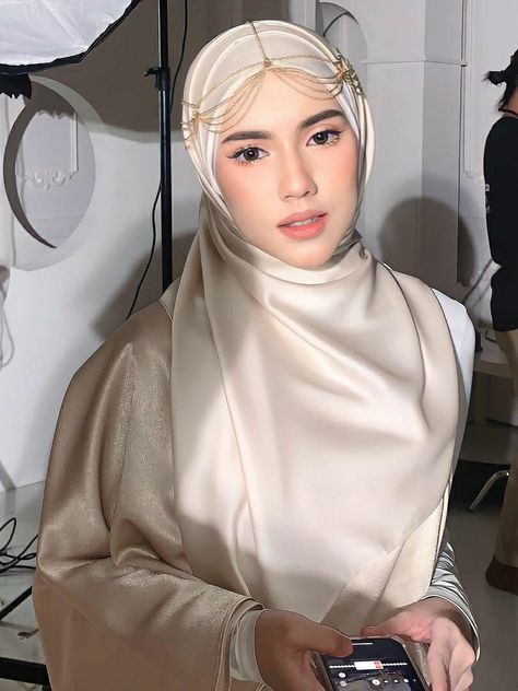 Dahlia Rizal, Muslim Fashion Outfits, Beautiful Hijab, Hijab Fashion, Muslim Fashion, Dahlia, Fashion Outfits, Makeup, Quick Saves