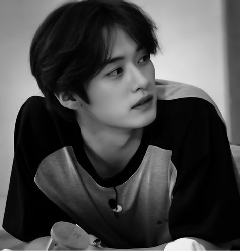 Lee Know Wearing Black, Leeknow Black And White Icons, Dark Lee Know, Lee Know Black And White, Leeknow Aesthetic, Homeless Children, Black Boys, Art Tutorials Drawing, Lee Min