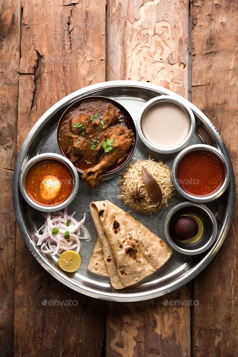 Mutton Thali, Chicken Thali, Indian Mutton Recipes, Chicken Platter, Indian Food Photography, Indian States, Chicken Biryani Recipe, Food Platter, Mutton Recipes