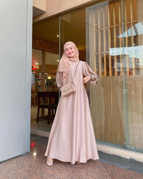 KS on Instagram: “Yeayyy.. Ini dia dress yang bikin kalian salfok semalam. Rayya silk dress from @vancloth.id bahannya silk import. Super duper lembut dan…” Model Dress Hijab, Dress Silk Hijab, Silk Dress Hijab, Model Bridesmaid, Dress With Outer, Mix And Match Outfits Hijab, Dress Outer, Model Gamis, Dress Pesta