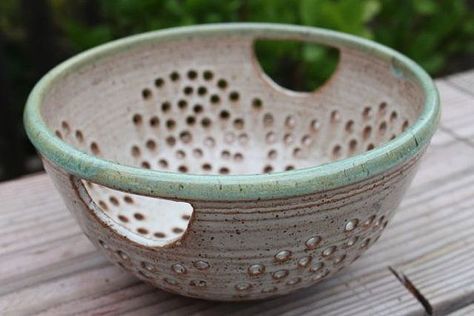 Ceramic Berry Bowl, Bowl Ceramic, Functional Pottery, Pottery Classes, Thrown Pottery, Ceramics Projects, Berry Bowl, Pottery Designs, Ceramic Design