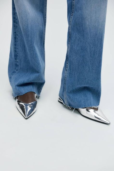 Pointed Flats Outfit, Slingback Heels Outfit, Silver Shoes Outfit, Metallic Shoes Outfit, Elegant Outfit Ideas, Silver Flat Shoes, Flat Shoes Outfit, Spring Wishlist, Pointed Ballet Flats