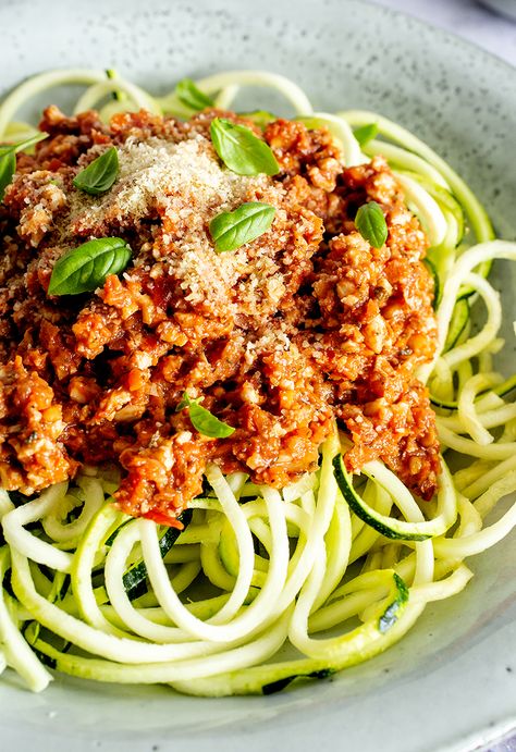 Raw Vegan Bolognese • Green Evi Raw Pasta Recipes, Vegan Raw, Raw Spaghetti, Raw Lasagna, Raw Vegan Food, Raw Food, Raw Vegan Meals, Raw Vegan Meat, Raw Vegan Mediterranean