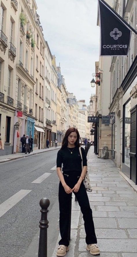 #jisoo #instagram #aesthetic #style #fashion Jisoo Outfit, Jisoo Style, Jisoo Fashion, Soft Classic Kibbe, Jisoo Instagram, Jisoo Wallpaper, Iphone Wallpaper Landscape, Stylish Photo Pose, Aesthetic Style