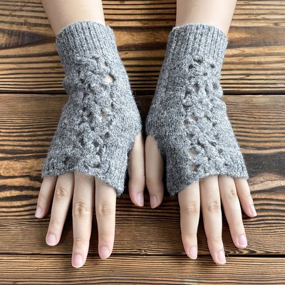 Gloves For Women, Warmest Winter Gloves, Crochet Fingerless Gloves, Knitted Gloves, Womens Gloves, Winter Knits, Winter Accessories, Yarn Crafts, Hand Warmers