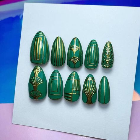 These creative and classy Art Deco nails feature geometric shapes and shiny gold accents to help you embrace the iconic style of the 1920s. #naildesigns #artdeco #artdeconails Art Decor Nail Design, Art Deco Christmas Nails, Art Deco Nails Gatsby, 1920s Nails Roaring 20s, Roaring 20s Nails, Egyptian Nail Art, Art Deco Nail Art, Egyptian Nails, Black And Nude Nails