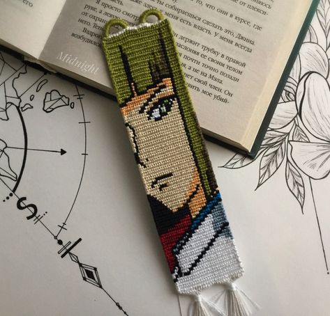 🐉✨ This bookmark is from @midnight_dw 👏 Pattern #61437 #braceletbook #FriendshipBracelets #DIYBracelets #HandmadeJewelry #Haku #SpiritedAway #AnimeFans #StudioGhibli #Bookmark #BookLovers #ReadersOfInstagram #BookmarksOfInstagram #handmadebookmarks #bohobracelet #instacrafts #jewelry #stringbracelets #threadbracelets #art #inspiration #knottedbracelets #wovenbracelet #friendshipbracelet #embroidery #explore #braceletmakeingtips #aesthetic Ghibli Boy, Free Crochet Bookmark, Japan Ghibli, Bookmark Crochet Tutorial, Bookmark Crochet, Crochet Bookmark Pattern, Friendship Bracelet Patterns Easy, Yarn Bracelets, Tapestry Crochet Patterns