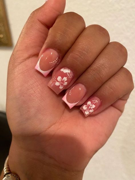 French Tip Nails With Simple Design, Nails Summer Square Short, Short Square Hibiscus Nails, Birthday Nails 13, Summer Nails Flower Design, Square Nails With Design, Simple Short Summer Nails, Simple Summer Nails Square, Nail Inspo Short Square