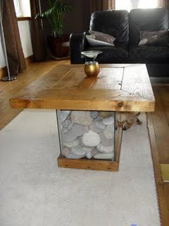 This would be awesome to do as an outdoor coffee table, and put rocks from the farm inside.  Now, what could I use as a top?  Maybe a pallet? Coffee Table Fish Tank, Apartment Life Hacks, Table Fish Tank, Fish Tank Table, Fish Tank Coffee Table, Fish Tank Ideas, Creative Coffee Table, Diy Fish Tank, Diy Aquarium