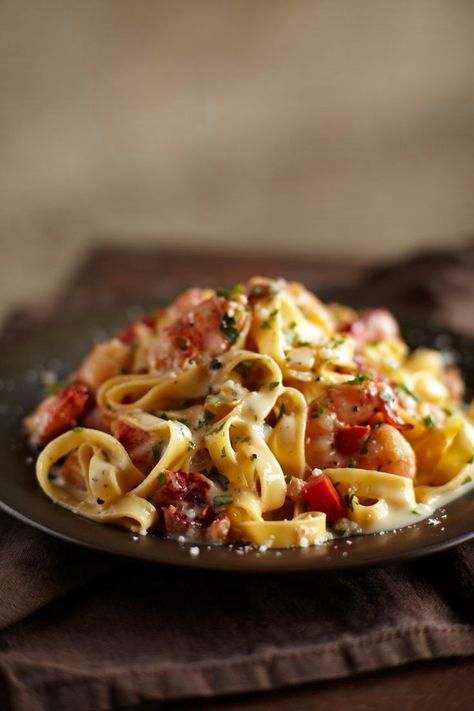 shrimp and lobster carbonara Lobster Tagliatelle, Lobster Carbonara, Shrimp Jumbo, Shrimp Carbonara, Italian Shrimp, Pasta A La Carbonara, Street Food India, Gf Pasta, Carbonara Recipe