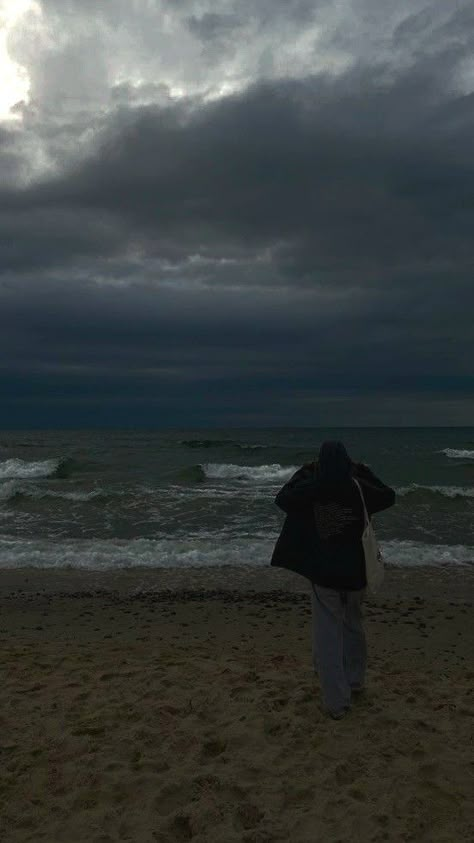 Summer Storm Outfit, Comfy Day Aesthetic, Gloomy Beach Day Outfit, Light Beach Aesthetic, Stormy Weather Outfit, Beach Rain Aesthetic, Rain On Beach, Rain Girl Aesthetic, Raining At The Beach