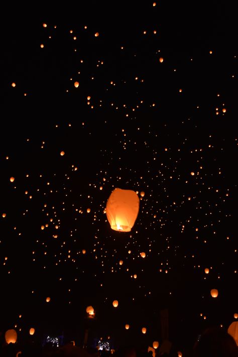 Tangled Disney floating lantern festival Utah desert Floating Lights Wallpaper, Flying Lantern Painting, Floating Lanterns Wallpaper, Floating Lanterns Aesthetic, Lantern Festival Aesthetic, Lanterns Aesthetic, Lantern Show, Flying Lanterns, Floating Lantern Festival