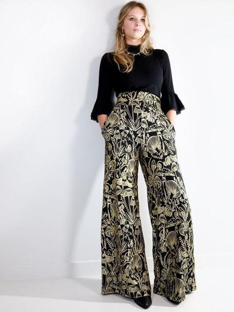 Party Outfit Plus Size, High Waisted Wide Leg Pants, Defined Waist, Mushroom Print, Look Plus Size, Womens Trousers, Fitted Turtleneck, Outfit Jeans, Beetles