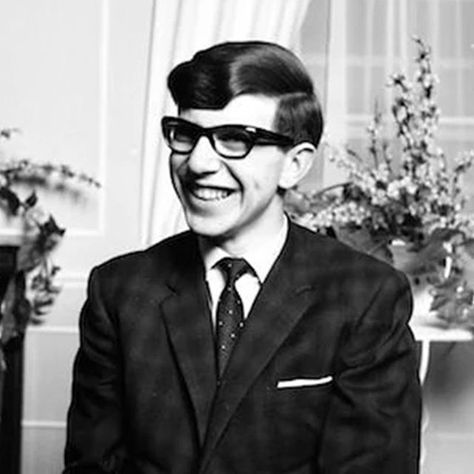 Stephen Hawking, 17th May, 1963 (21-years-old). "The greatest enemy of knowledge is not ignorance, it is the illusion of knowledge" .. #history #viralnetics #quote #quotes #stephenhawking Stephen Hawking Young, The Theory Of Everything, Ip Man, Colorized Photos, Truth And Lies, John Travolta, Bruce Willis, Stephen Hawking, Robin Williams