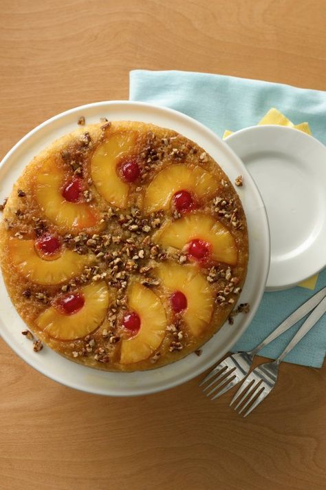 This classic Quick Pineapple Upside-Down Cake recipe has been a hit with Bisquick fans since the 50's and is still loved today! Vegan Bisquick, Upside Down Desserts, Upside Down Pineapple Cake, Pineapple Upside Down Cake Recipe, Cake Pineapple, Pineapple Upside Down Cupcakes, Upside Down Cake Recipe, Upside Down Pineapple, Betty Crocker Cake