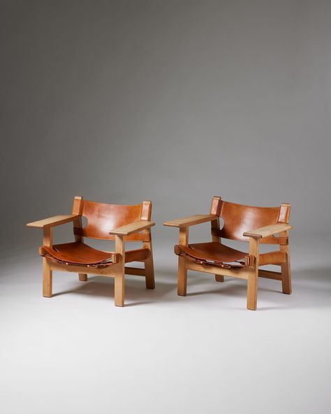 Pair of armchairs 'The Spanish Chair' model 2226 designed by Börge Mogensen for Fredericia Stolefabrik — Modernity Borge Mogensen Chair, Spanish Chair, Danish Furniture Design, Borge Mogensen, Danish Furniture, Brooklyn Baby, Traditional Furniture, Cabinet Makers, Leather Seat