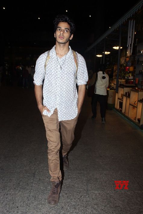 Ishaan Khattar, Chhatrapati Shivaji International Airport, Ishaan Khatter, Jahnvi Kapoor, Mumbai Airport, At Airport, Graphic Design Lessons, Hipster Fashion, Bollywood Stars