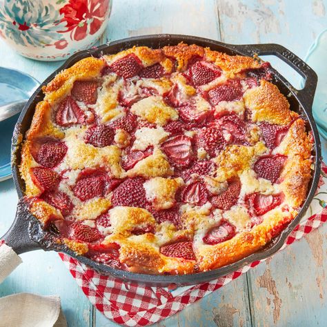 Strawberry Cobbler Is the Easiest Way to Use Up Summer Fruitthepioneerwoman Strawberry Cobbler Recipes, Strawberry Rhubarb Cobbler, Rhubarb Cobbler, Strawberry Cobbler, Skillet Cake, Cobbler Recipe, Easy Strawberry, Cobbler Recipes, Strawberry Desserts