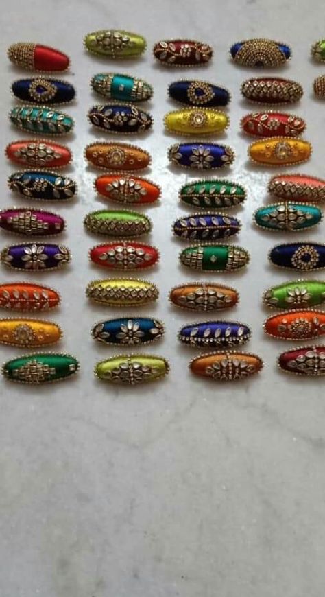 Saree Brooch, Saree Pins, Magam Work Designs, Wedding Jewellery Designs, Silk Thread Bangles Design, Silk Bangles, Silk Thread Earrings, Thread Bangles Design, Bead Hair Accessories