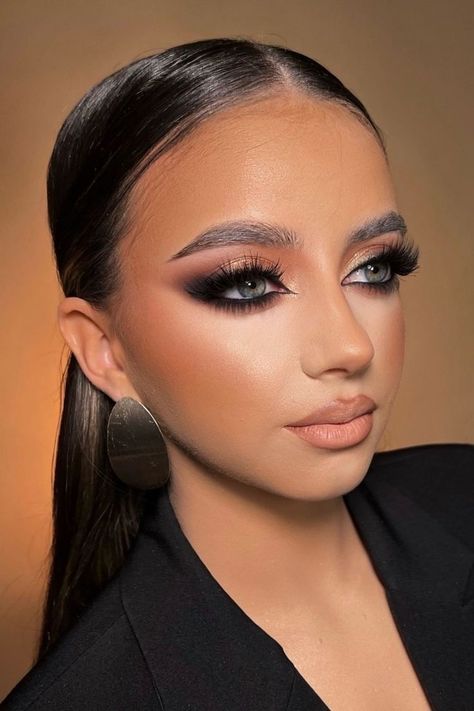 Gold Prom Makeup Looks, Gold Prom Makeup, Picnic Makeup, 21st Birthday Makeup, Black Wedding Makeup, Machiaj Smokey Eyes, Eye Makeup Inspo, Glamorous Wedding Makeup, Gold Makeup Looks