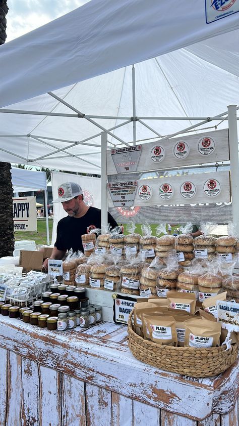 Bakery Booth Display Farmers' Market, Sourdough Market Display, Sourdough Farmers Market Stand, Baked Goods To Sell At Farmers Market, Farmers Market Table Display, Market Stall Display Ideas, Market Setup, Market Stall Display, Food Stall Design