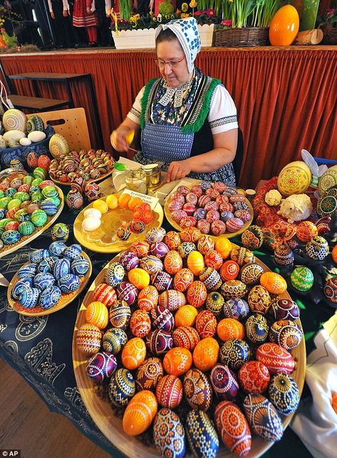 Easter Egg Art, Colorful Eggs, Egg Tree, Decorated Eggs, Pysanky Eggs, Ukrainian Easter Eggs, Easter Egg Designs, Easter Egg Painting, Egg Crafts