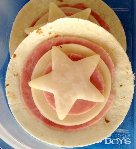 Make mini pizzas, tortilla, pizza sauce, cheese, pep, cheese star. Ideas For Kids Lunch, Super Hero Food, Superhero Snacks, Preschool Lunch Box, School Lunch Ideas For Kids, Lunch Planner, Toddler Lunch Box, Star Snacks, Preschool Lunch