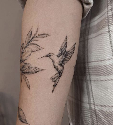 Hummingbird Tattoo Black, Best Feminine Tattoos, Abstract Tattoo Ideas, Half Sleeve Tattoos Forearm, Vogel Tattoo, Father Tattoos, M Tattoos, Anklet Tattoos, Mommy Tattoos