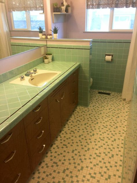 Drew & Amy's Daltile Aqua Glow bathroom - a retro remodel that looks like it's always been there - Retro Renovation 60s Style Bathroom, 1960 Bathroom Remodel, 60s Bathroom Remodel, 1960s Bathroom Remodel, Glow Bathroom, Retro Remodel, Midcentury Modern Bathroom, Midcentury Kitchen, 60s House