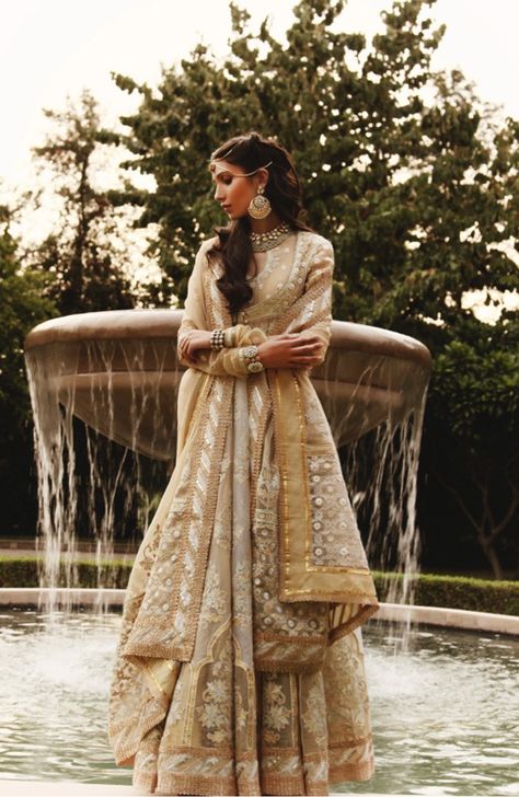 In Femina.... like a Mughal princess Golden And White Lehenga, Princess Lehenga, Mughal Queen, Mughal Princess, Gold Anarkali, Gold Lehenga, White Lehenga, Indian Bridal Sarees, India Style