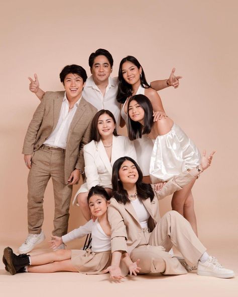 Family Portrait Poses For 6, Family Of 7 Photoshoot Poses, Group Photoshoot Outfits, Family Studio Photoshoot Ideas, Family Photo Outfits Studio, Family Photo Studio Concept, Family Of 7 Photoshoot, Big Family Photoshoot, Group Family Pictures