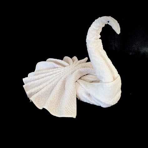 Arts & Crafts Studio - How to make a towel swan that stands up well Towel Animals How To Fold, Towel Animals How To Fold Easy, Towel Swan, Swan Towel, Fancy Towels, Bathroom Towel Decor, Towel Animals, Towel Decor, Folding Laundry