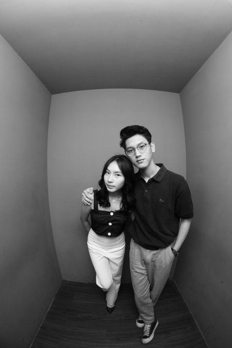 Outfit Foto Studio, Photo Box Couple Pose, Photobox Couple, Photobox Ideas Pose Couple, Photobox Ideas, Poto Studio, Photobox Pose, Studio Poses, Studio Photography Poses