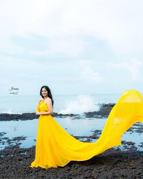 Tale Gown For Pre Wedding Shoot, Tail Gown For Pre Wedding, Tail Gown, Pre Wedding Photoshoot Outfit, Pre Wedding Poses, Maternity Dresses For Photoshoot, Pre Wedding Shoot, Beach Poses, Pre Wedding Photoshoot