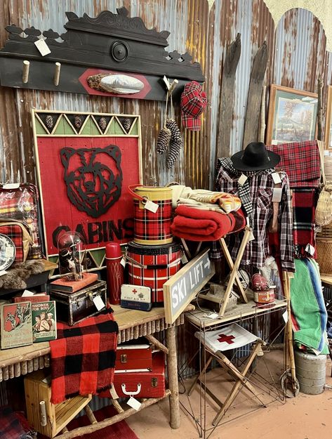 Fishing Cabin Decorating Ideas, Vintage Camping Decor, Vintage Camp Style Decor, Vintage Thermos Decor, Ski Lodge Aesthetic, Vintage Ski Lodge, Lodge Style Decorating, Retro Cabin, Vintage Cabin Decor