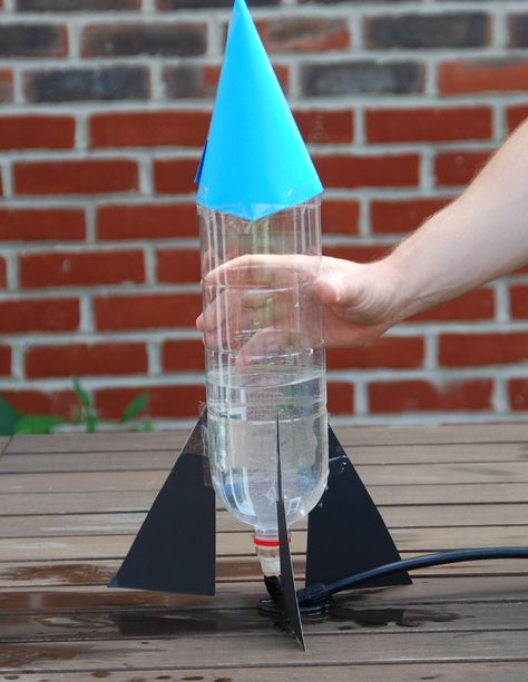 Make a bottle rocket (really cool - watch the video on the site and see - definitely doing this) Diy Bottle Rocket, Roket Air, Air Pressure Experiments, Water Rocket, Space Activities For Kids, Diy Rocket, Bottle Rocket, Kid Science, Summer Science