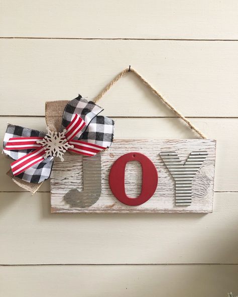 Christmas Plaques Wooden Diy, Joy Crafts Christmas, Joy Wooden Signs Christmas Crafts, Christmas Wood Crafts Diy Wooden Signs, Christmas Joy Decorations, Pallet Design Ideas, Christmas Joy Sign, Joy Craft, Joy Decorations