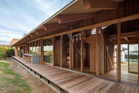 Japanese Wooden Architecture, Japanese Cabin, Japanese Exterior, Environment Architecture, 70s Architecture, Family Backyard, Farmhouse Architecture, Timber Architecture, Wooden Architecture