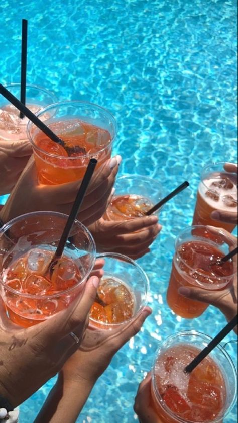 Pool Fake Story, Pool Party Photography, Pool Party Aesthetic, Account Aesthetic, Fun Summer Drinks, Pool Poses, Party Swimming Pool, Day With Friends, Snap Streak Ideas Easy