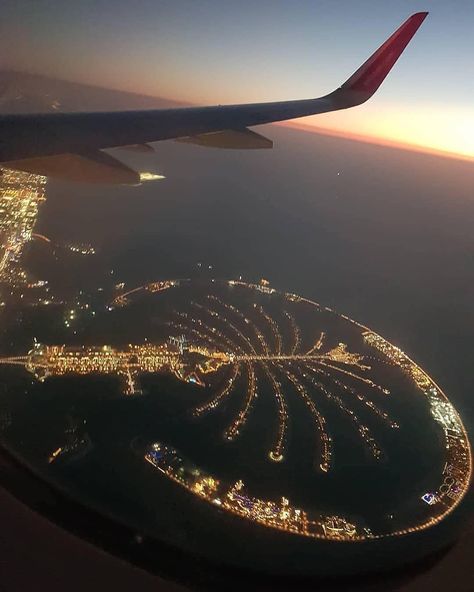 Dubai Night Time view from the Air 😍🌃✈️ Where are you from? 📍🌎 Comment 👇🏻 photo via @dubai_insights . . #aviation #pilotlife #aviationdaily… Dubai Vacation, Dubai Aesthetic, Airplane Window, Ras Al Khaimah, Dubai City, Dubai Life, Dubai Travel, Dream Travel Destinations, Night Aesthetic