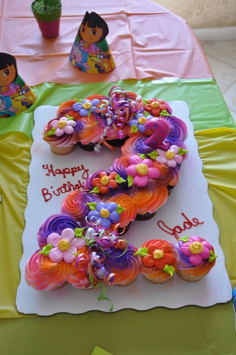 Torta con cupcake a forma di numero è con decorazioni davvero belle #cupcake #numbercake Dora Cupcakes, Cupcake Cake Ideas, Explorer Birthday Party, Dora Birthday, Pull Apart Cupcake Cake, Shaped Cakes, Pull Apart Cake, Pull Apart Cupcakes, Cupcake Designs